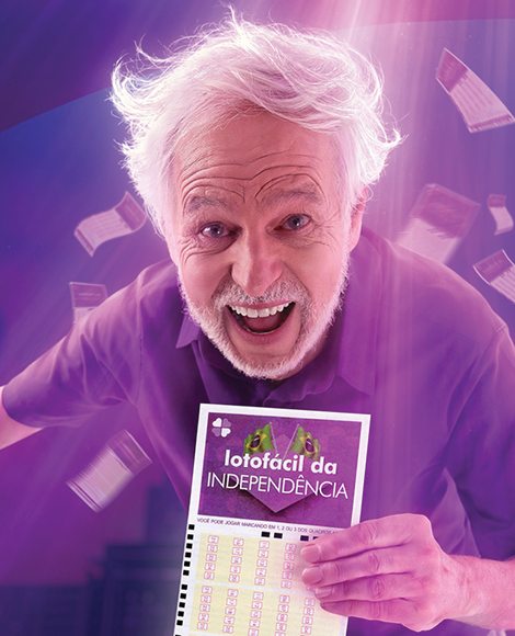 Apostador segurando o volante da Lotofácil da Independência